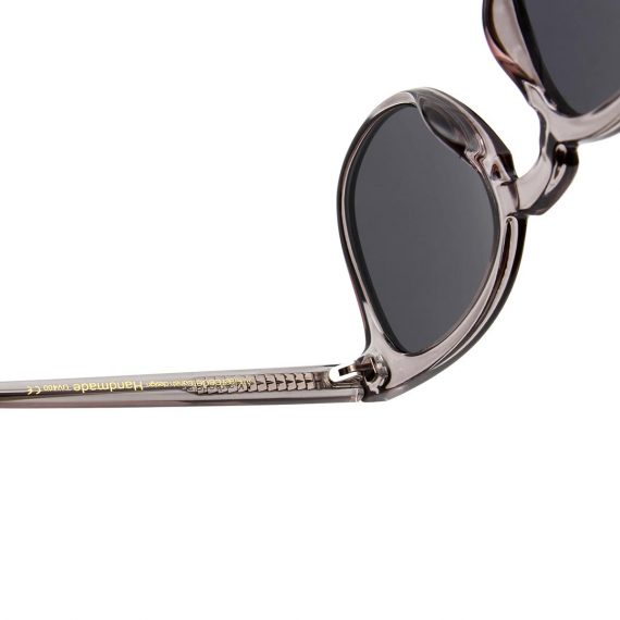 unisex Akjaerbede BATE zonnebril kleur donker grijs met zwarte glazen AKsunnies bril
