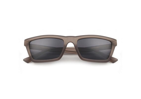 A.Kjaerbede zonnebril model CLAY kleur mat grijs met grijze glazen AKsunnies bril