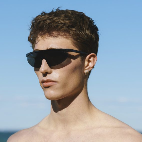 A.Kjaerbede zonnebril model MOVE kleur zwart met grijze glazen AKsunnies bril sunglasses Akjaerbede eyewear