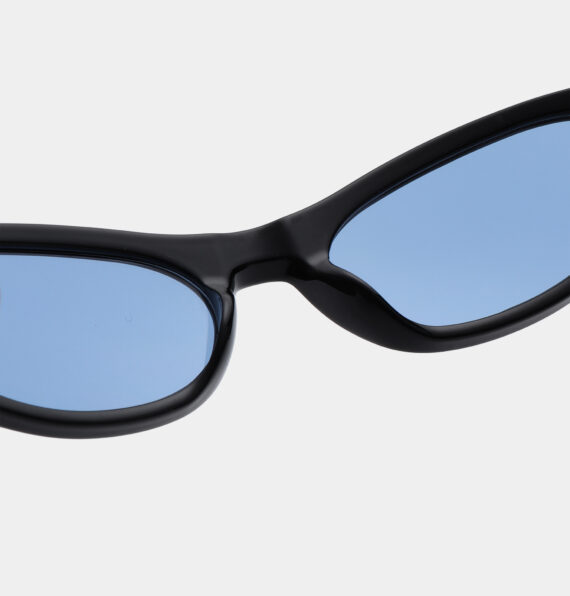 A.Kjaerbede zonnebril model GUST kleur ZWART met BLAUWE glazen AKsunnies bril sunglasses eyewear