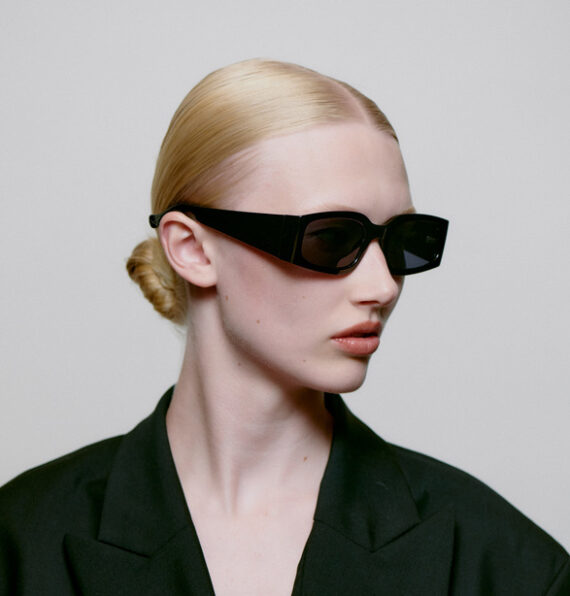 A.Kjaerbede zonnebril model ALEX kleur ZWART met GRIJZE glazen AKsunnies bril sunglasses eyewear