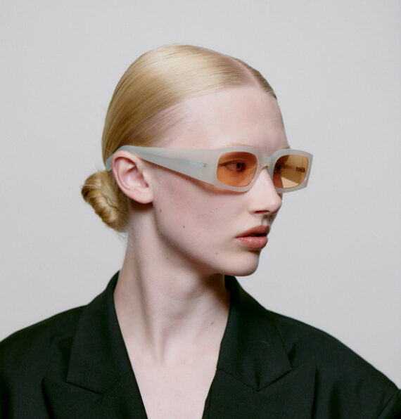 A.Kjaerbede zonnebril model ALEX kleur WIT met PERZIK glazen AKsunnies bril sunglasses eyewear