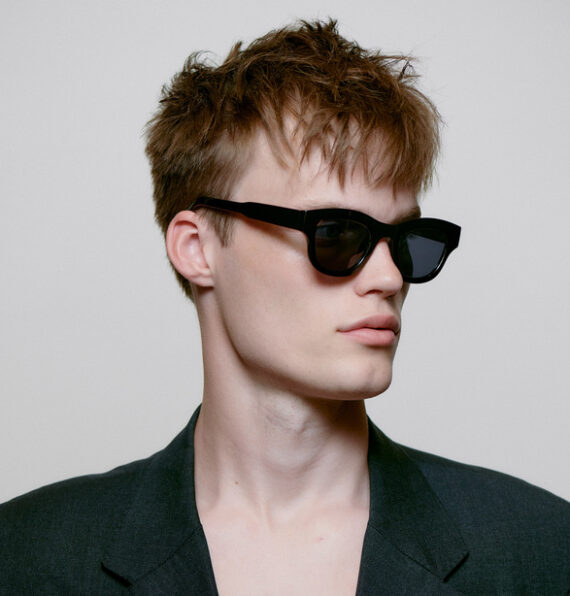 A.Kjaerbede zonnebril model LANE kleur zwart met grijze glazen AKsunnies bril sunglasses eyewear