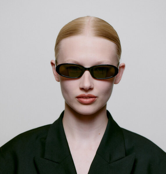 A.Kjaerbede zonnebril model MACY kleur zwart met groene glazen AKsunnies bril sunglasses eyewear